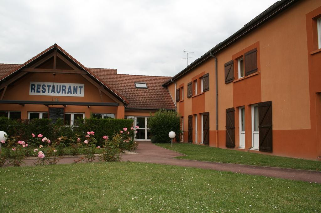 Comfort Hotel Orleans Саран Экстерьер фото